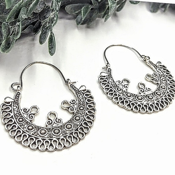 SILVER FILIGREE BOHO ANTIQUE INSPIRED GYPSY HUGGIE HOOPS - Picture 2 of 5